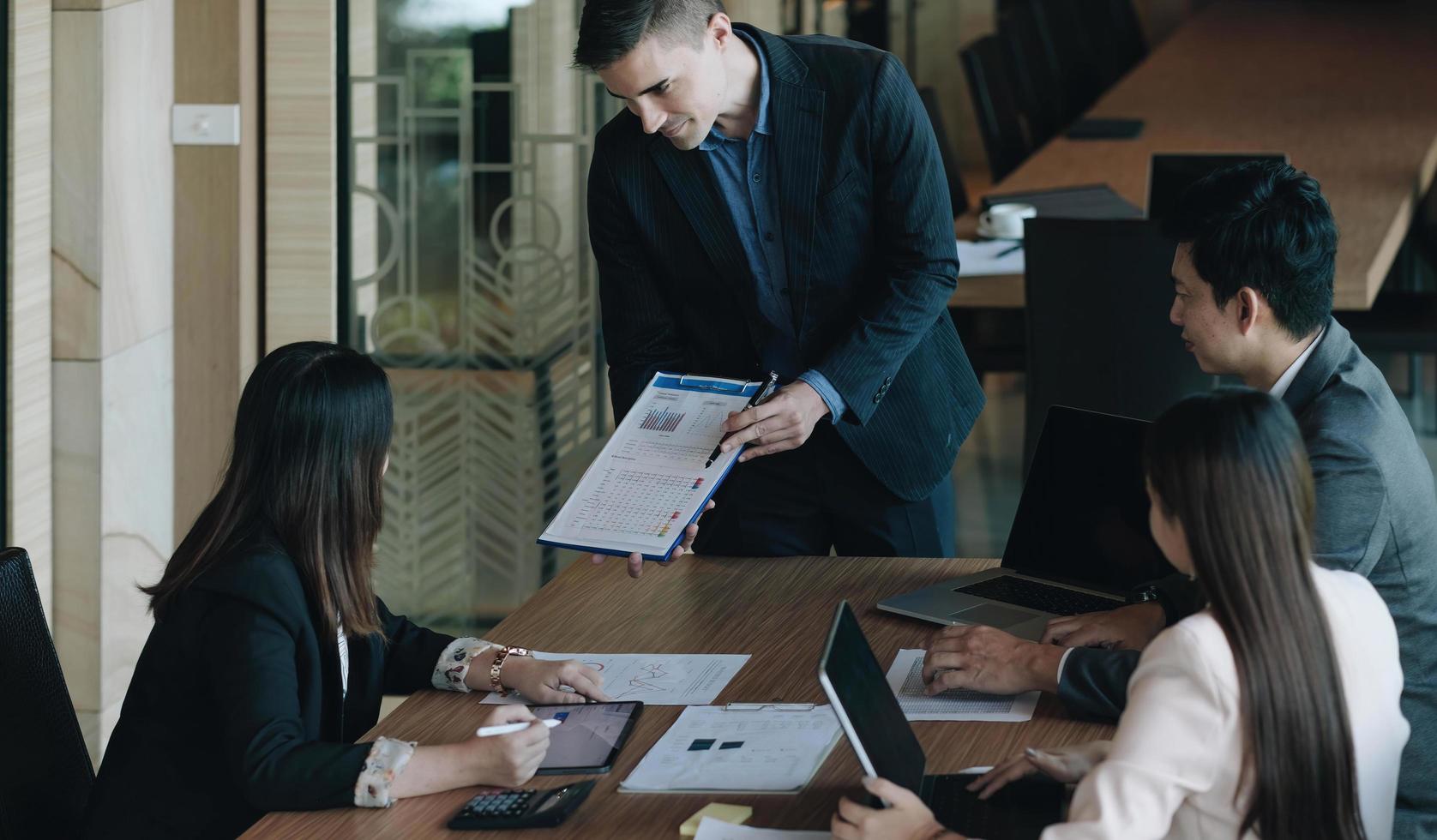 zakenmensen die strategieanalyse plannen van financieel documentrapport, kantoorconcept foto