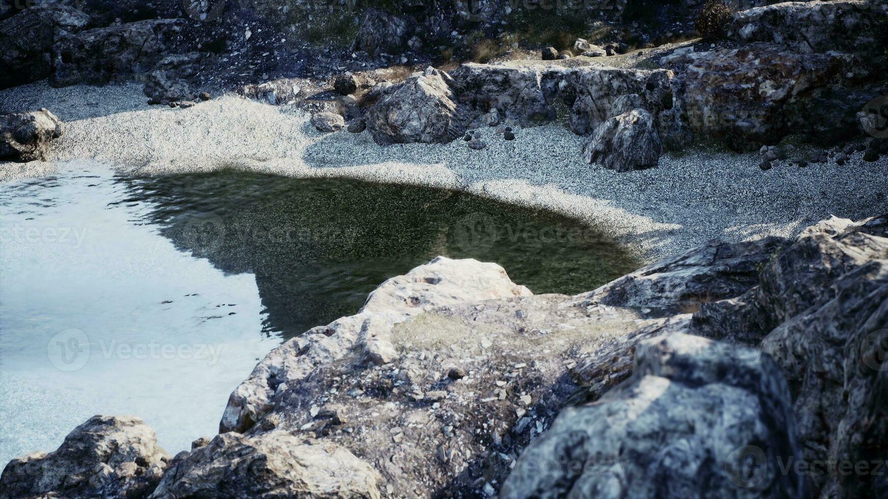 turkoois oceaan water met rotsen foto