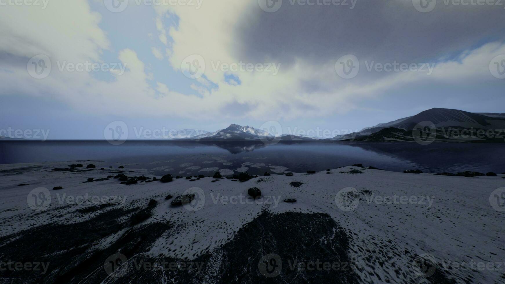 spectaculair landschap van rotsachtig berg reeks gedekt met sneeuw foto