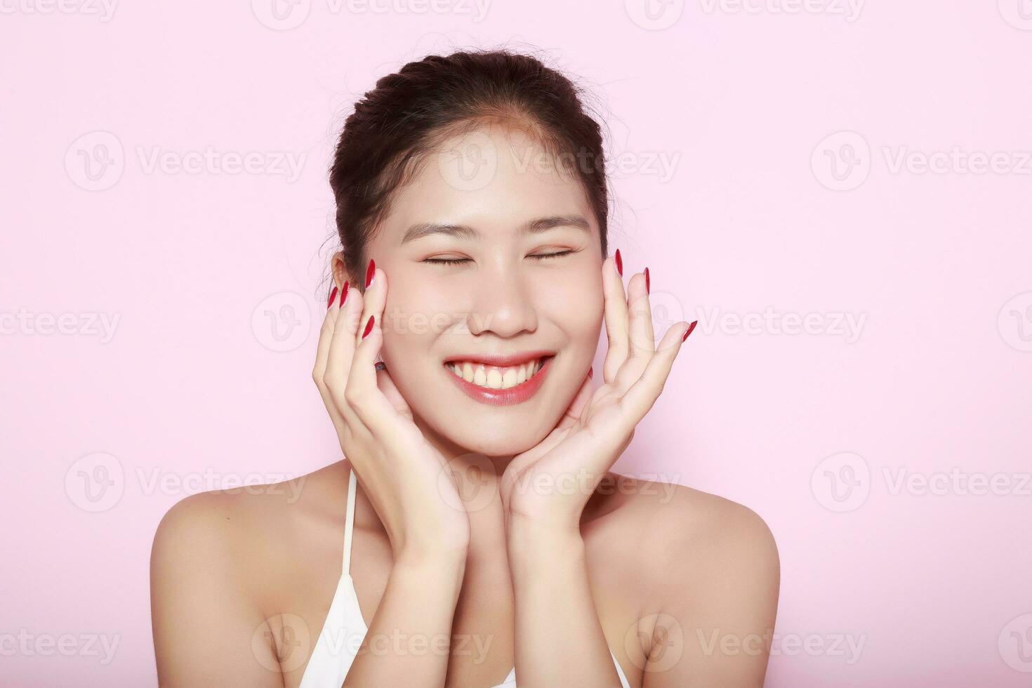 portret van mooi jong vrouw met schoon vers huid Aan roze achtergrond, gezicht zorg, gelaats behandeling. cosmetologie, schoonheid en spa. Aziatisch Dames portret foto