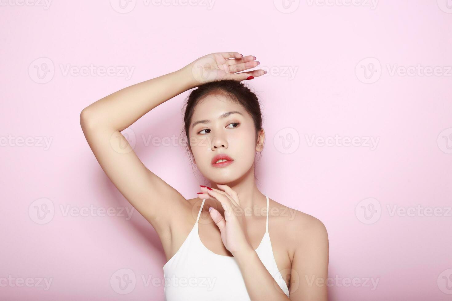 portret van mooi jong vrouw met schoon vers huid Aan roze achtergrond, gezicht zorg, gelaats behandeling. cosmetologie, schoonheid en spa. Aziatisch Dames portret foto