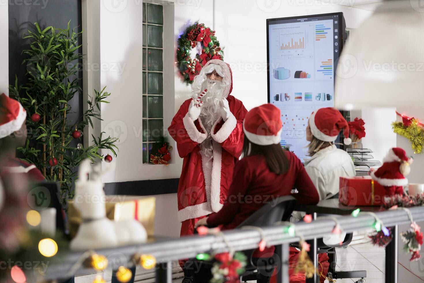 pret Kerstmis bedrijf vergadering voor zakelijke medewerkers met manager gekleed net zo de kerstman claus gedurende winter vakantie seizoen. professioneel trainer organiseren opleiding in feestelijk sieren bestuurskamer foto