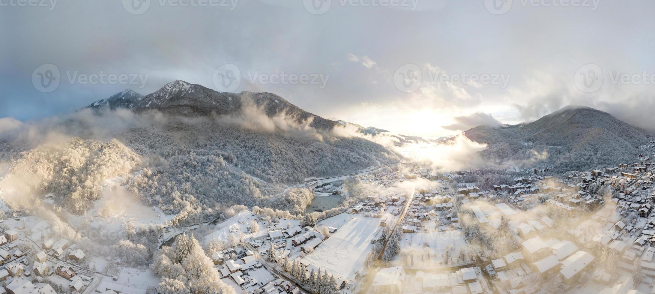 luchtfoto van krasnaya polyana, bergen bedekt met sneeuw en prachtige wolken. Rusland. foto