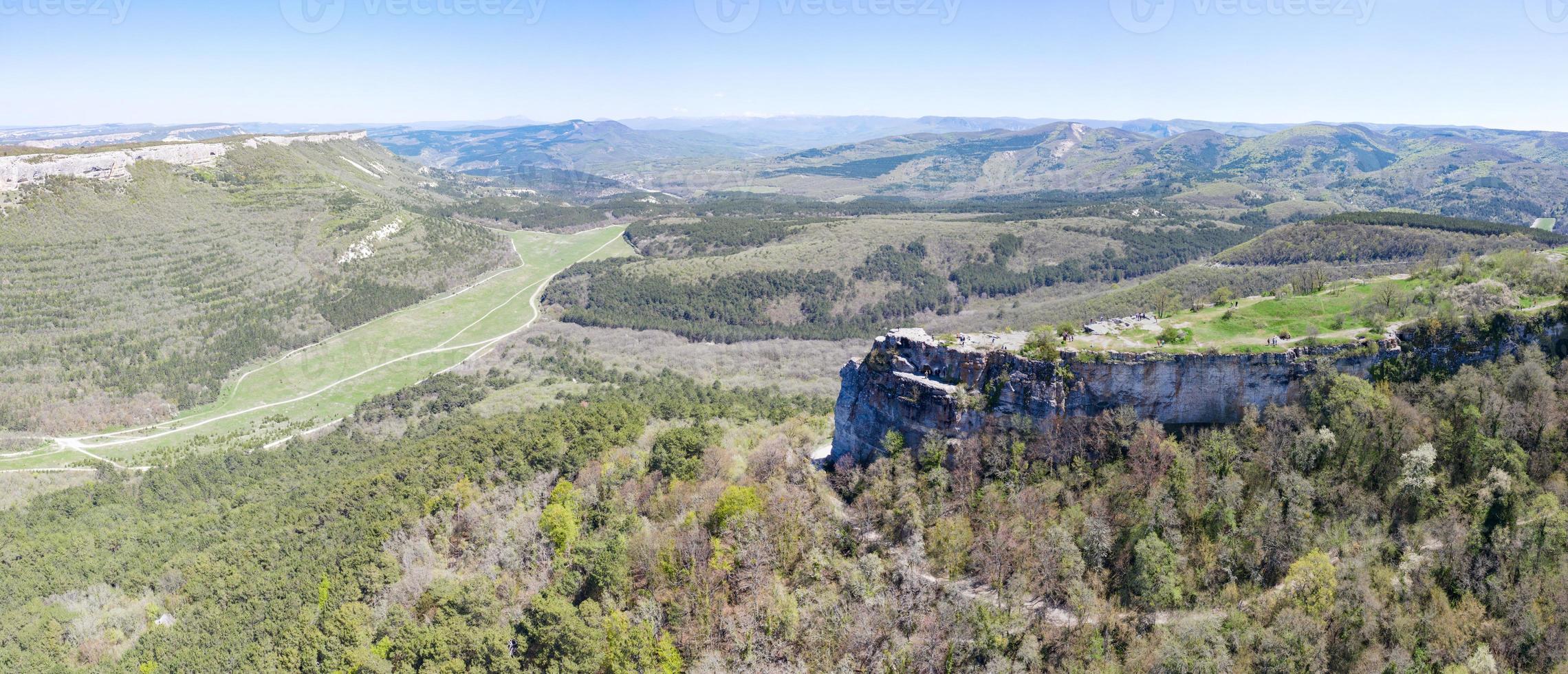 luchtfoto op middeleeuwse fort mangup boerenkool, krim. foto