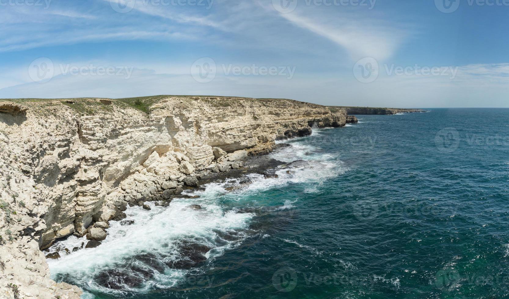 zeegezicht en uitzicht op de prachtige Kaap Tarkhankut, Crimea. foto