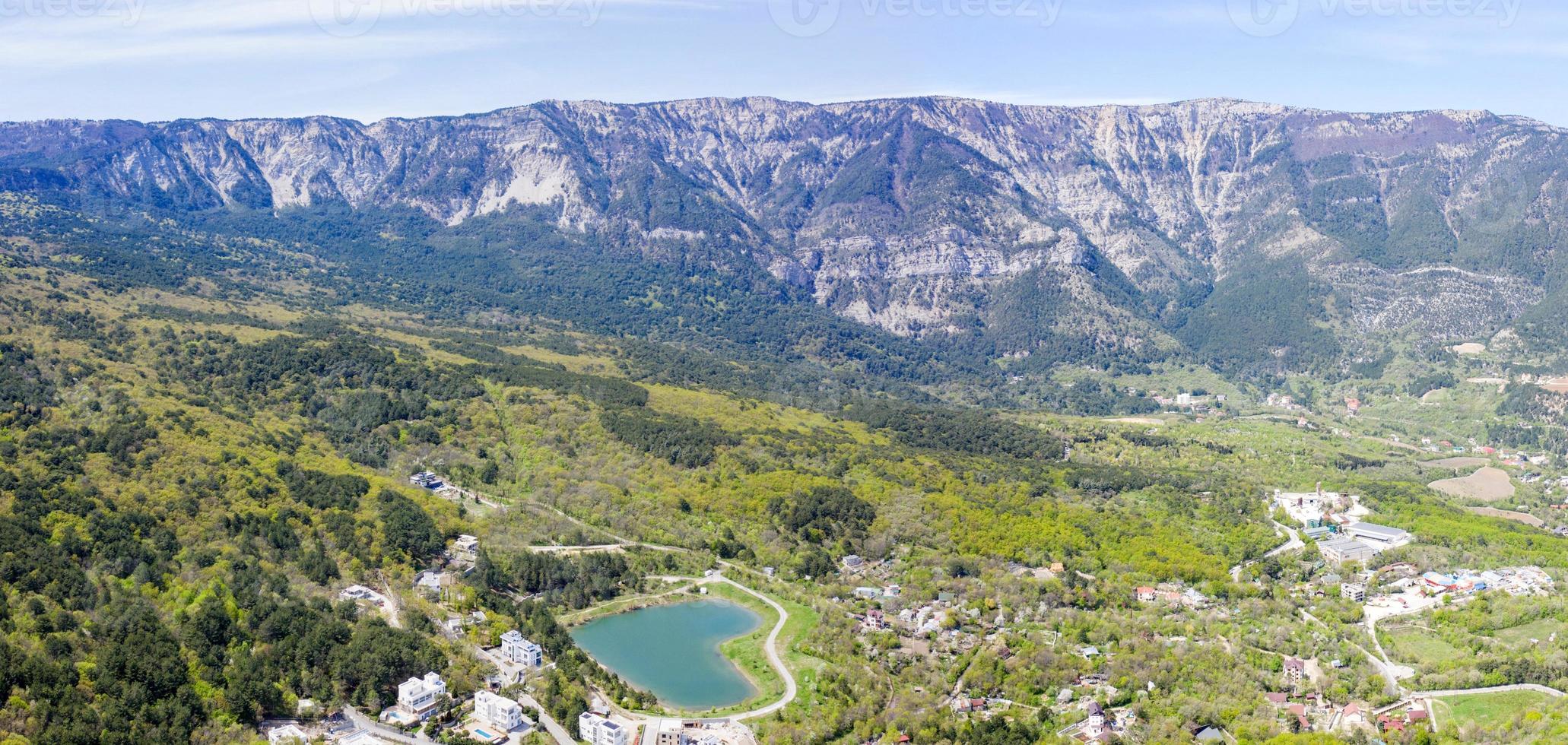 luchtfoto van hartvormig mogabinskoe-meer met bergen, krim. foto