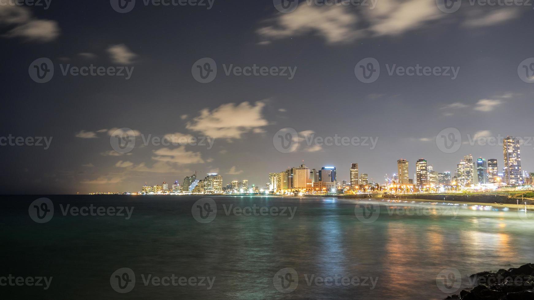 zeegezicht en wolkenkrabbers op de achtergrond 's nachts in tel aviv, israël. foto