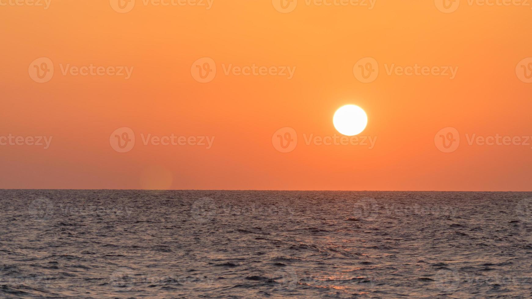 prachtige zonsondergang aan de Middellandse Zee op het strand in Tel Aviv, Israël 2020. foto