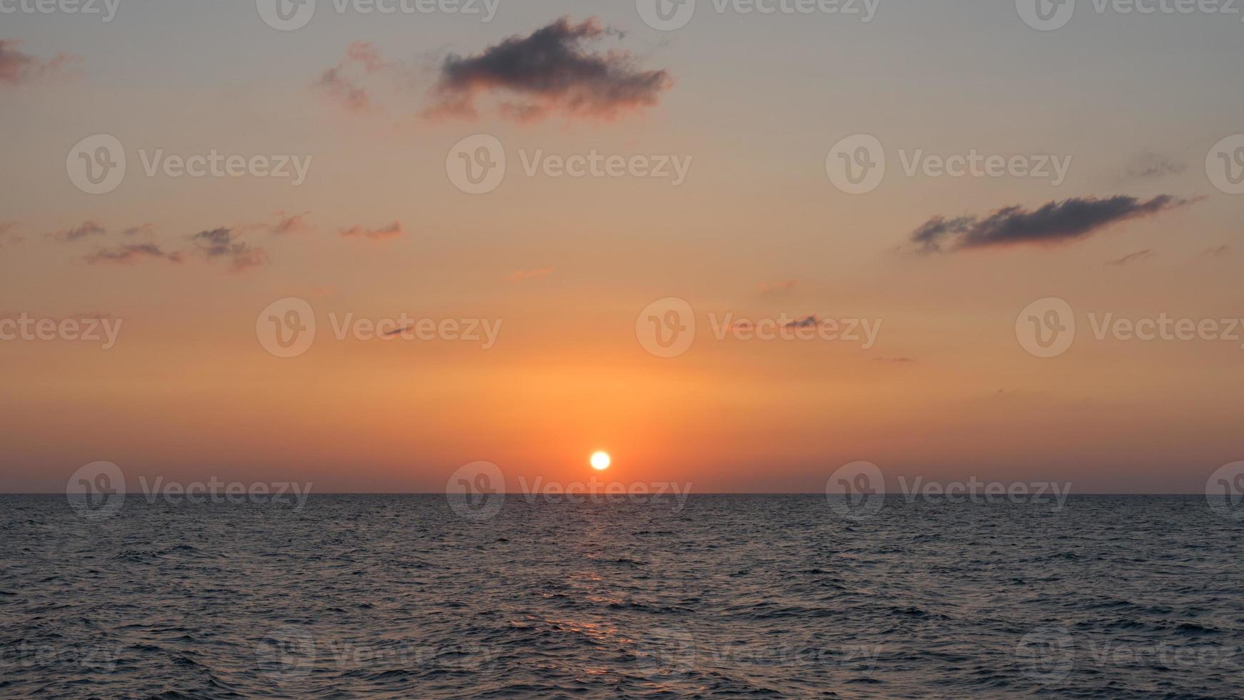 prachtige zonsondergang aan de Middellandse Zee op het strand in Tel Aviv, Israël 2020. foto