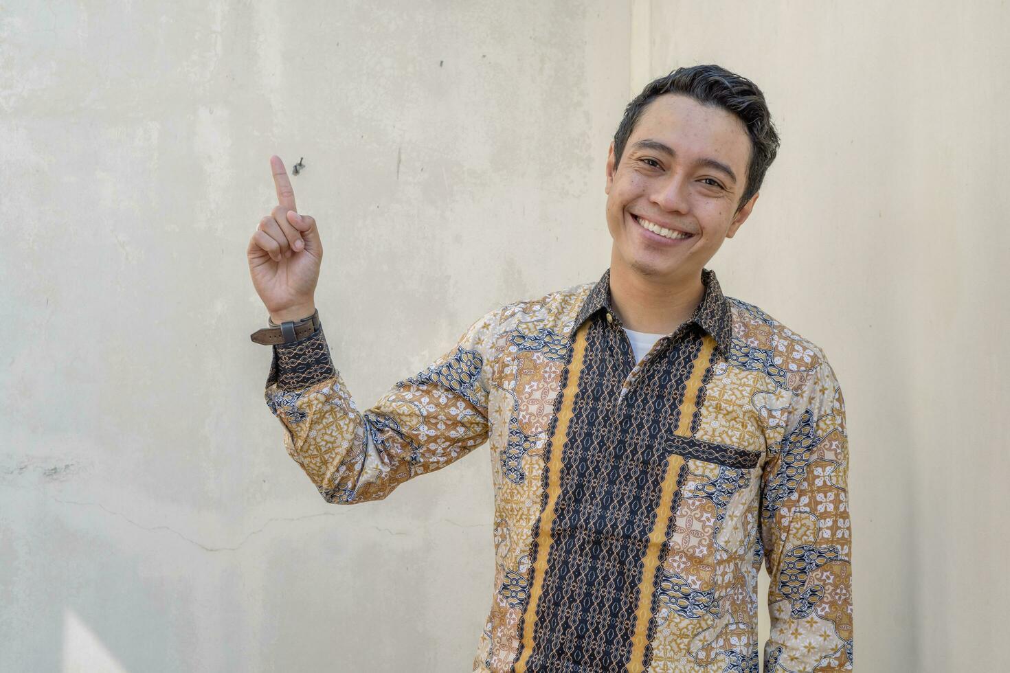 jong Indonesisch slijtage batik traditioneel cultuur van Indonesië met Klik koppeling miniatuur foto