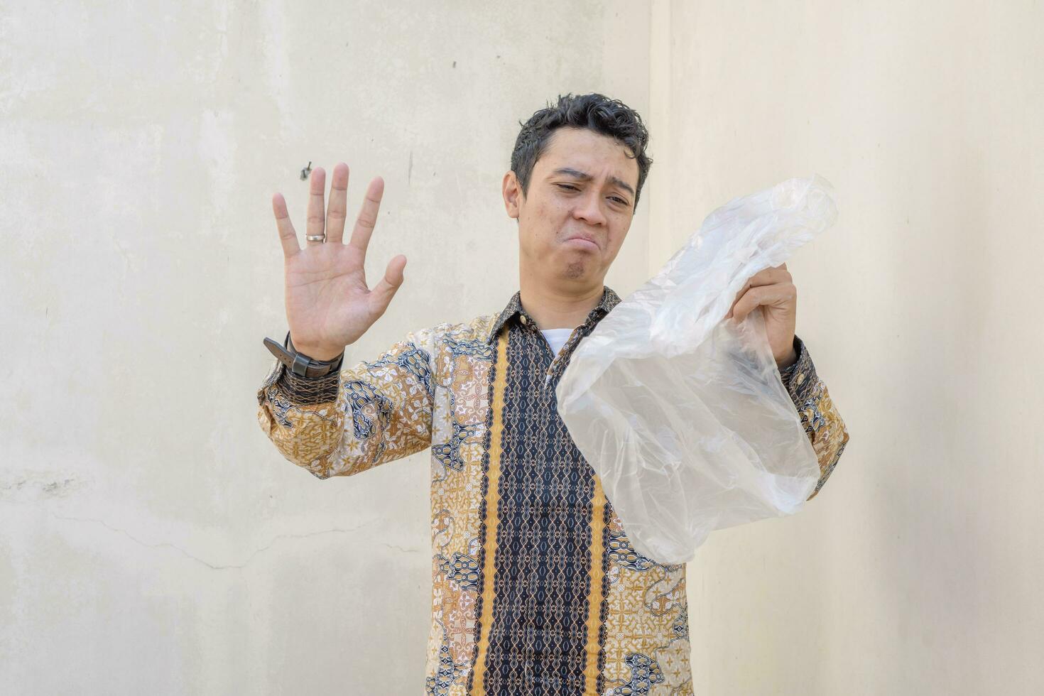 jong Indonesisch slijtage batik traditioneel cultuur van Indonesië met afwijzen plastic uitdrukking. foto