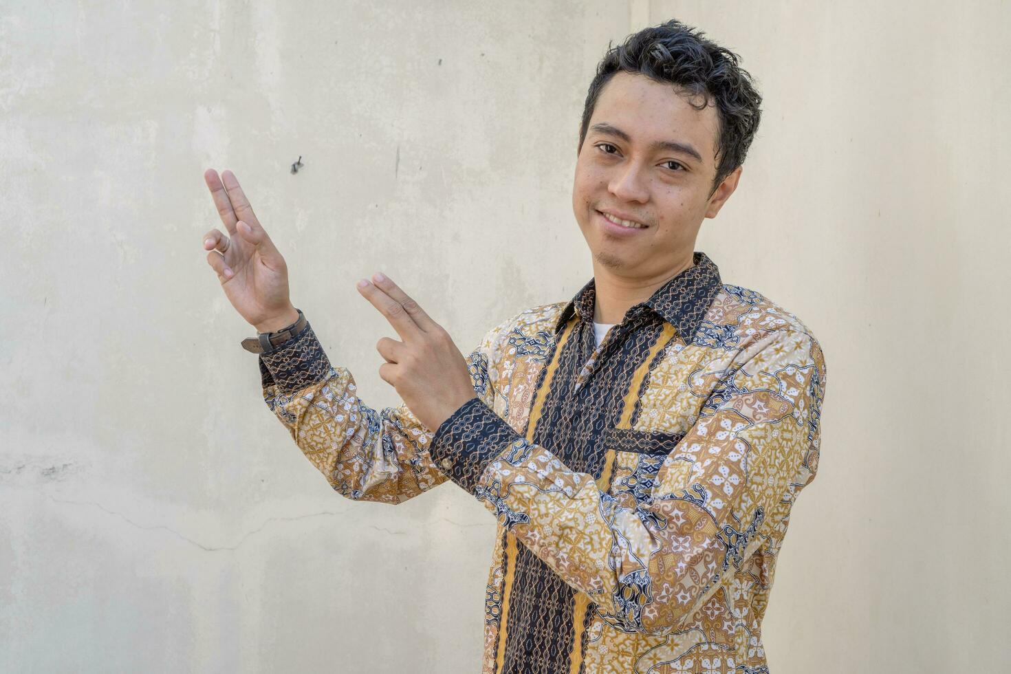 jong Indonesisch slijtage batik traditioneel cultuur van Indonesië met Klik koppeling miniatuur foto