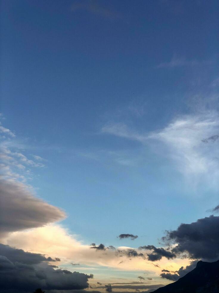 wolken bewegen in de lucht foto