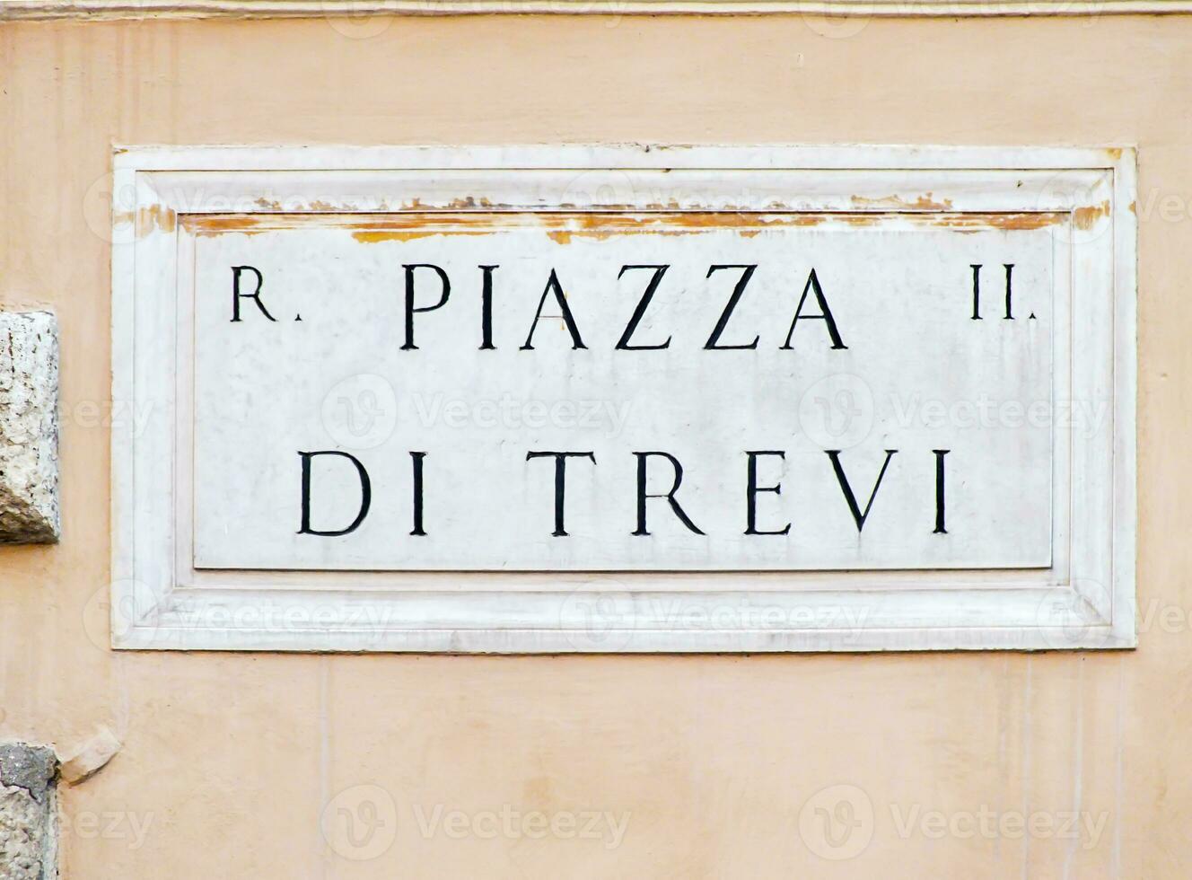 piazza di Trevi straat bord in Rome, Italië, mijlpaal van Rome, detailopname visie van piazza di Trevi straat teken foto