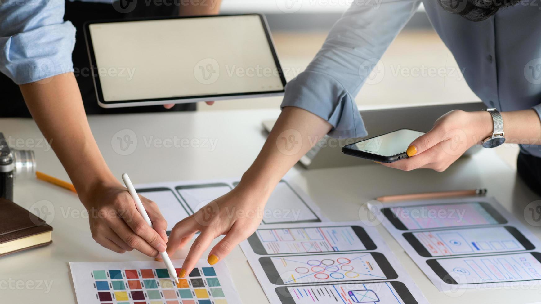 ux,ui professioneel team met smartphone en tablet ontwerpt nieuwe projecten. foto