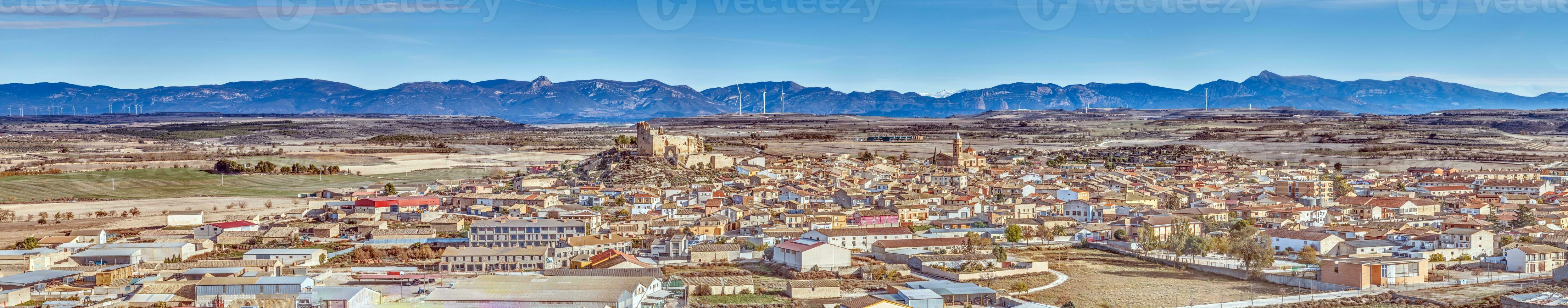 dar panorama van de dorp van almudevar in noordelijk Spanje met de Pyreneeën in de achtergrond foto