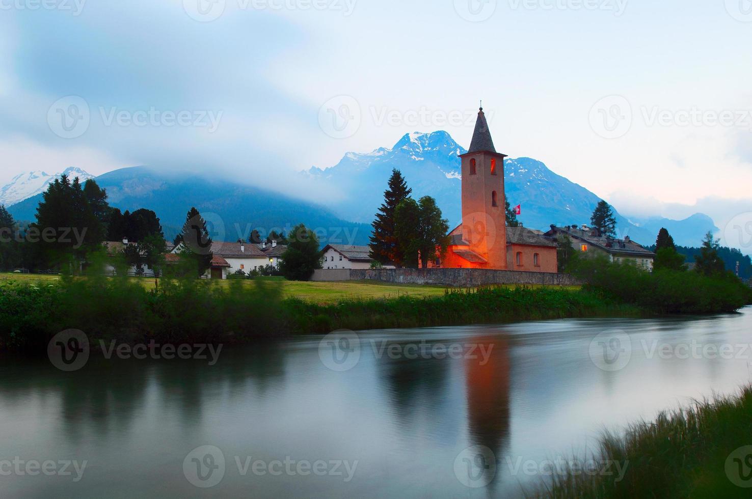 kerk van het zwitserse dorp sils maria in de vallei van engadin foto