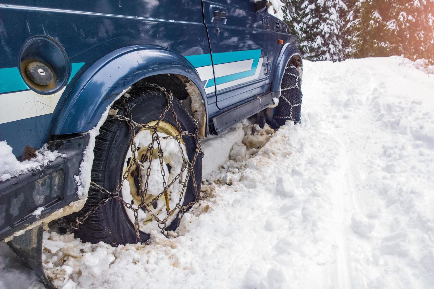 auto's van de weg met kettingen in moeilijkheden in de sneeuw foto