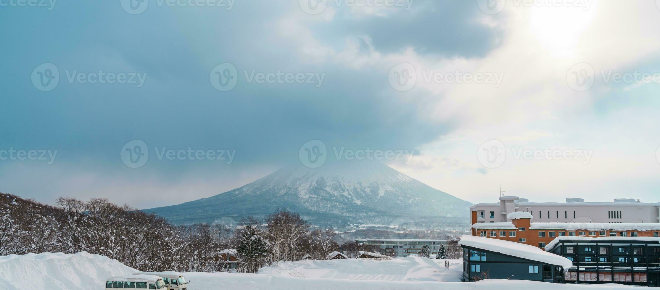 mooi Yotei berg met sneeuw in winter seizoen Bij niseko. mijlpaal en populair voor ski en snowboarden toeristen attracties in hokkaido, Japan. reizen en vakantie concept foto