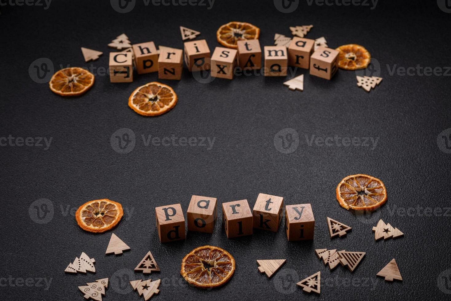 Kerstmis partij opschrift met houten kubussen Aan een donker beton achtergrond foto