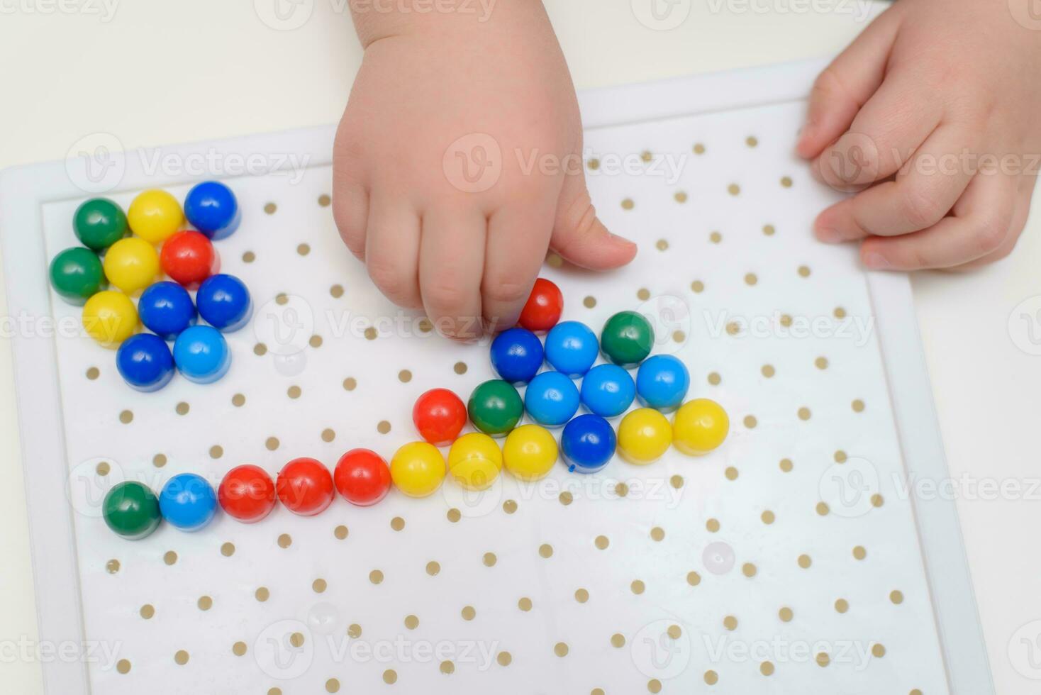 de baby Toneelstukken met een mozaïek- zittend Bij een tafel foto