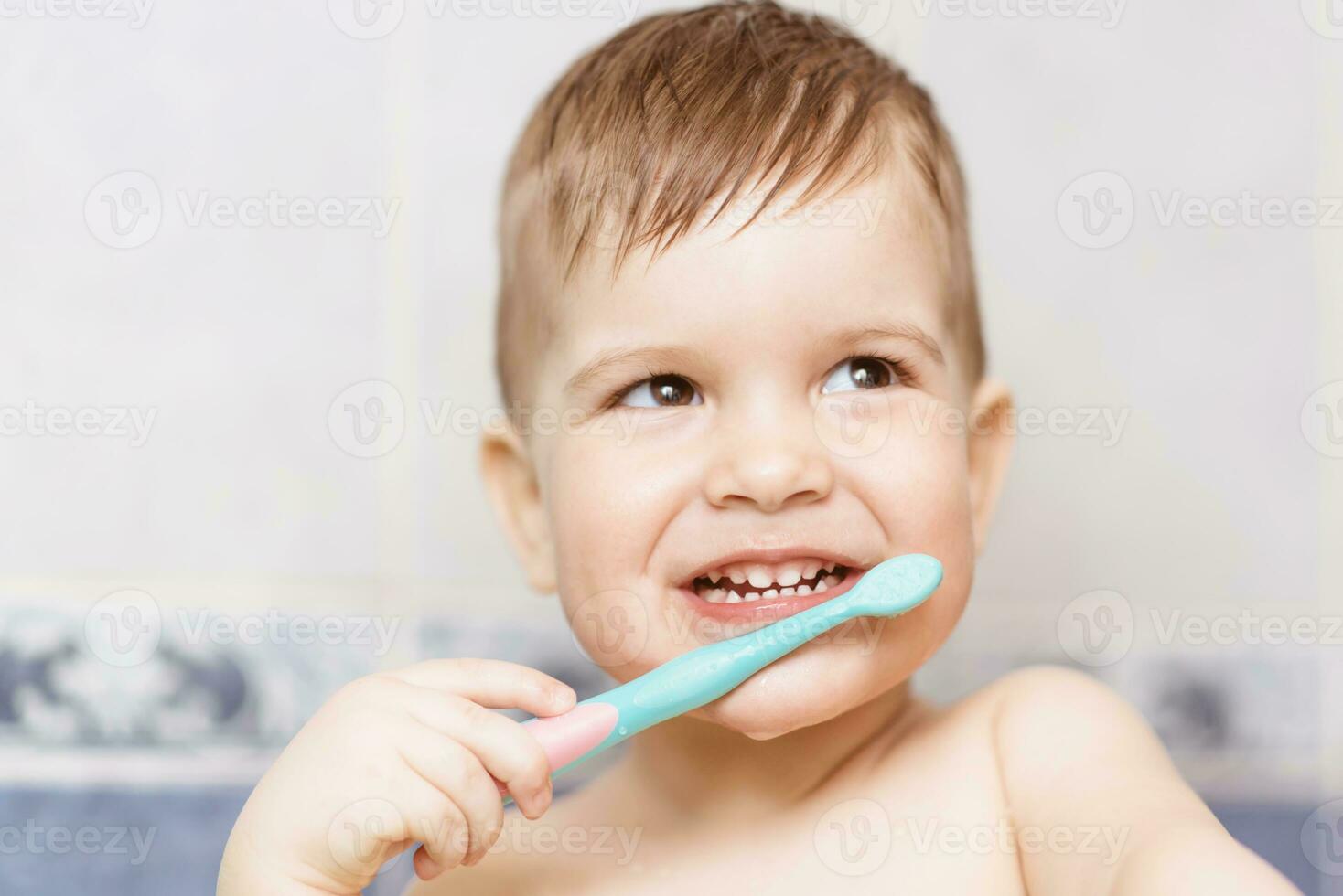 lief baby poetsen zijn tanden met een tandenborstel in de badkamer foto