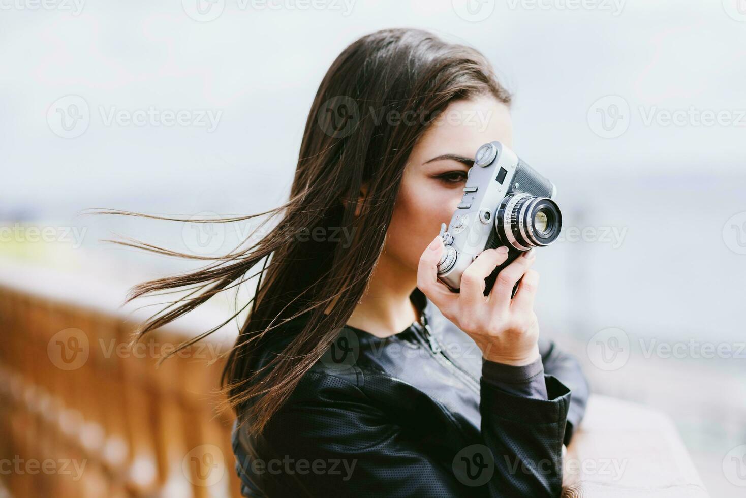 aantrekkelijk meisje duurt afbeeldingen met een oud camera foto