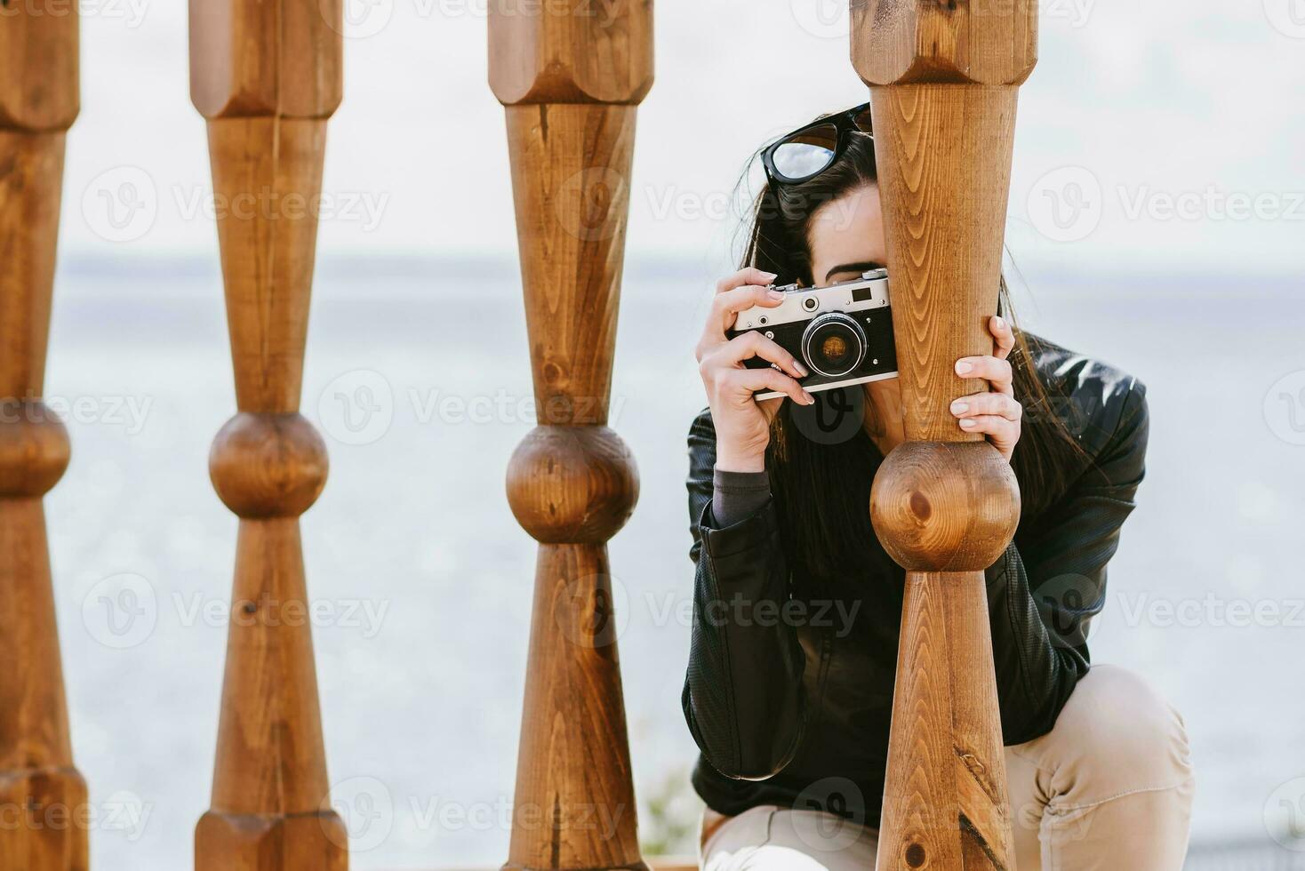 aantrekkelijk meisje duurt afbeeldingen met een oud camera foto