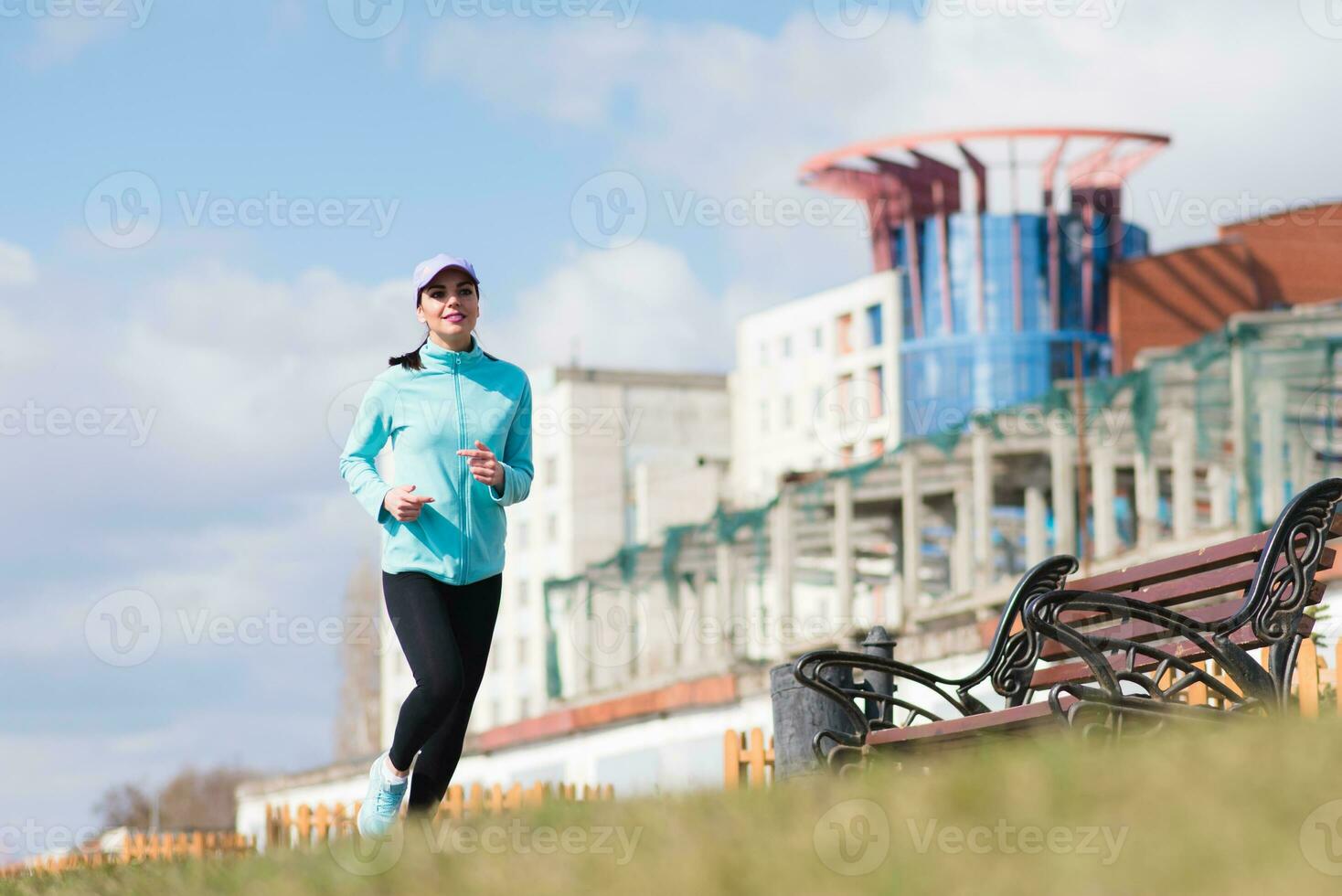 de meisje joggen Aan de achtergrond van huizen foto