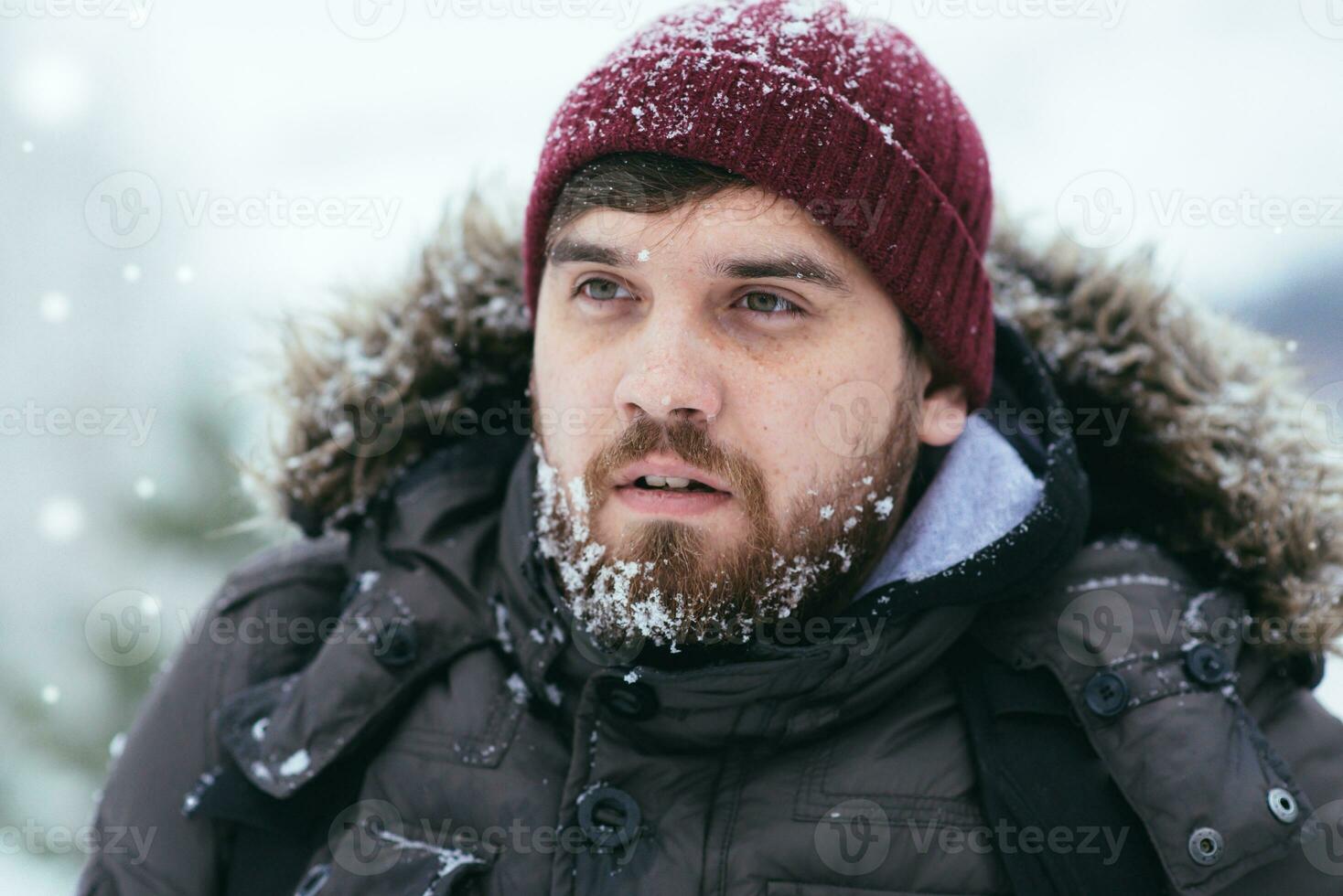 mooi portret van een Mens in de bossen foto