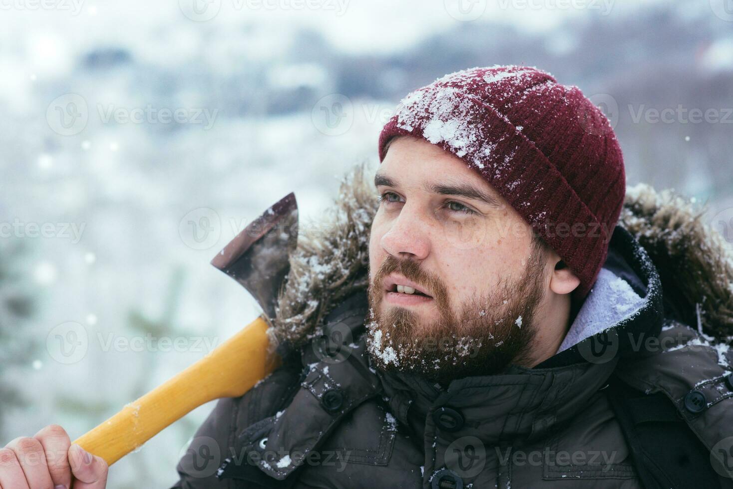 Mens met een bijl Aan zijn schouder foto