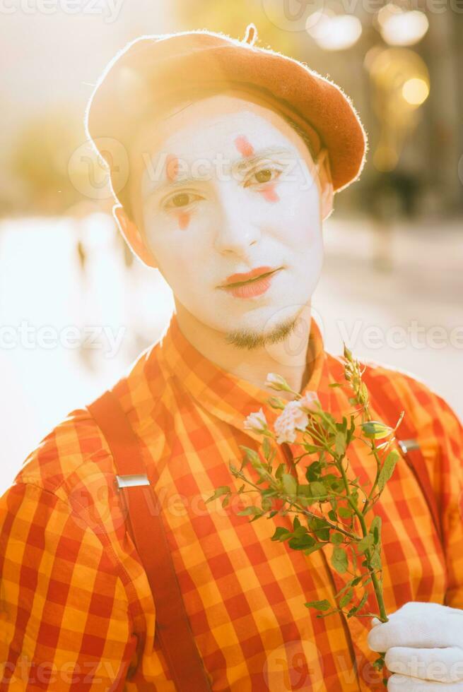 mime op straat, wachtend om zijn geliefde te ontmoeten foto