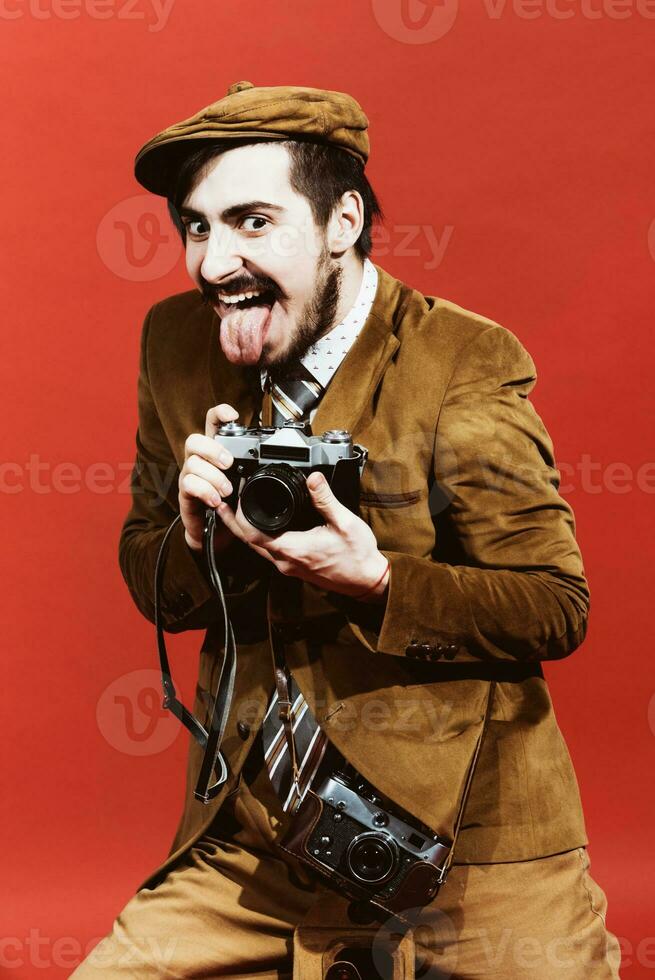 heel positief fotograaf poseren in studio met film camera foto