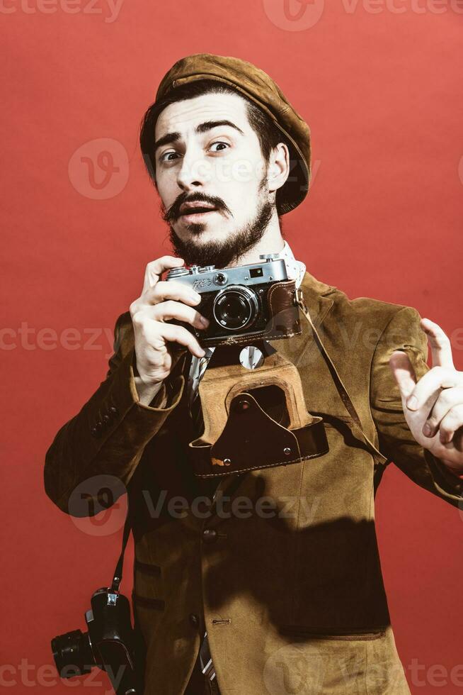 heel positief fotograaf poseren in studio met film camera foto