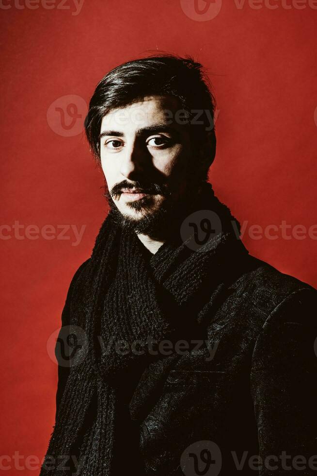 portret van een vent wie is poseren in de studio foto