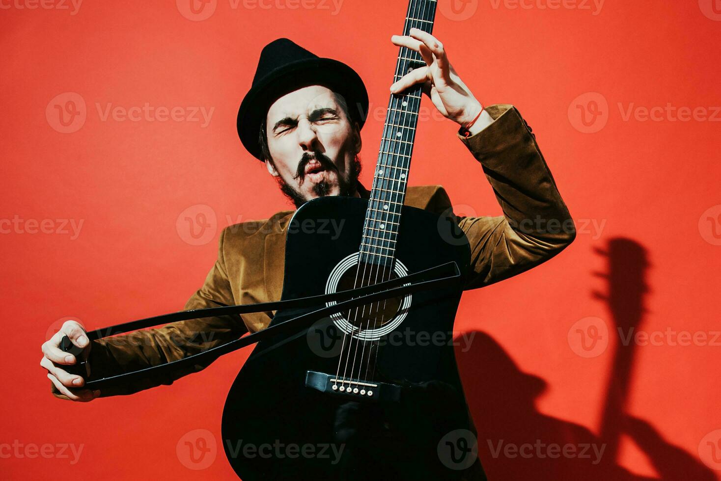 positief vent spelen gitaar in de studio foto