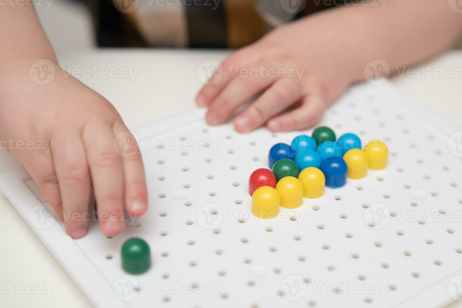 de baby Toneelstukken met een mozaïek- zittend Bij een tafel foto