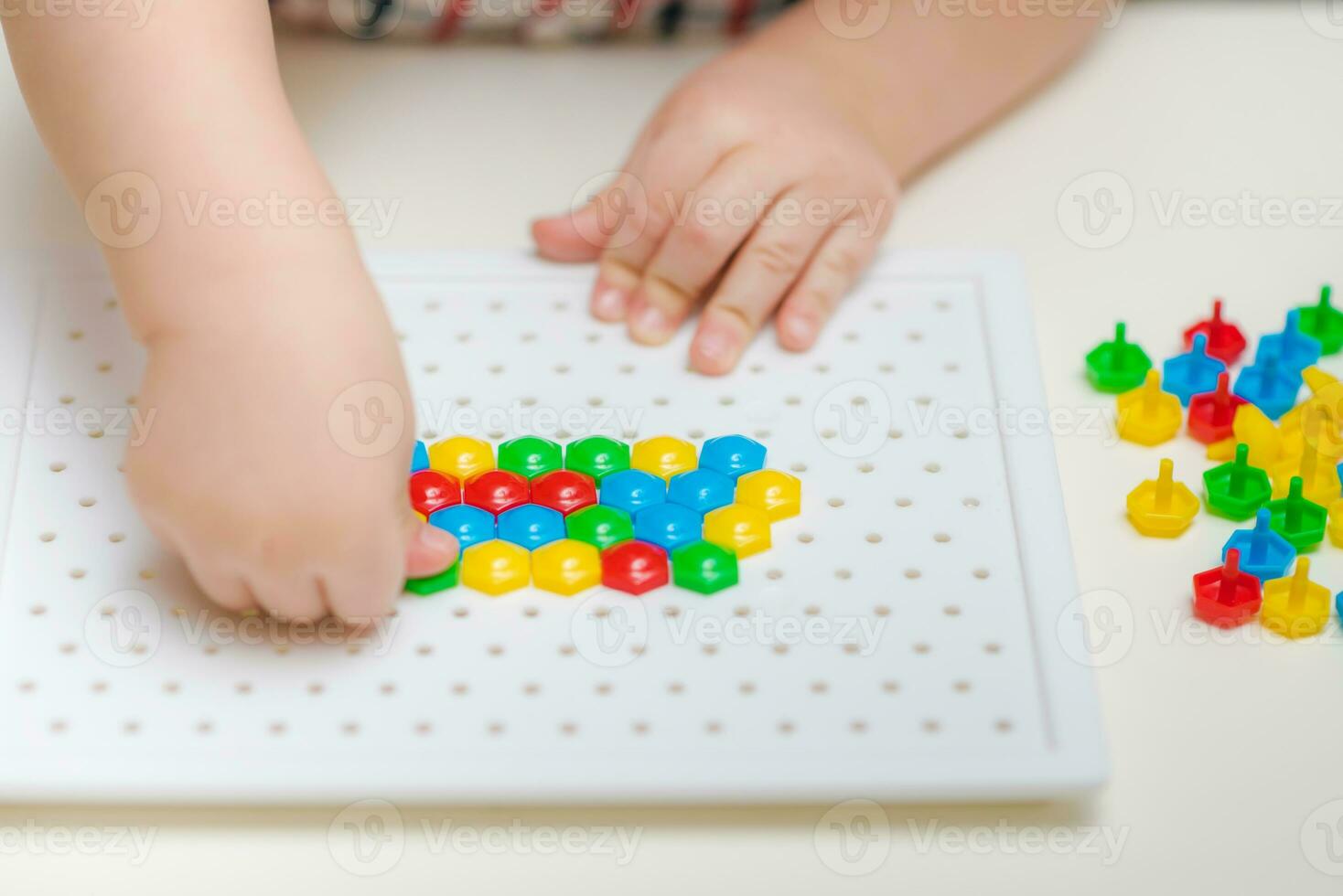 de baby Toneelstukken met een mozaïek- zittend Bij een tafel foto