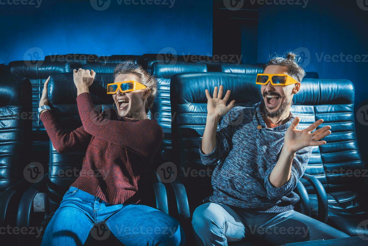 vent en meisje 3d bril zijn heel bezorgd terwijl aan het kijken een film in een bioscoop foto