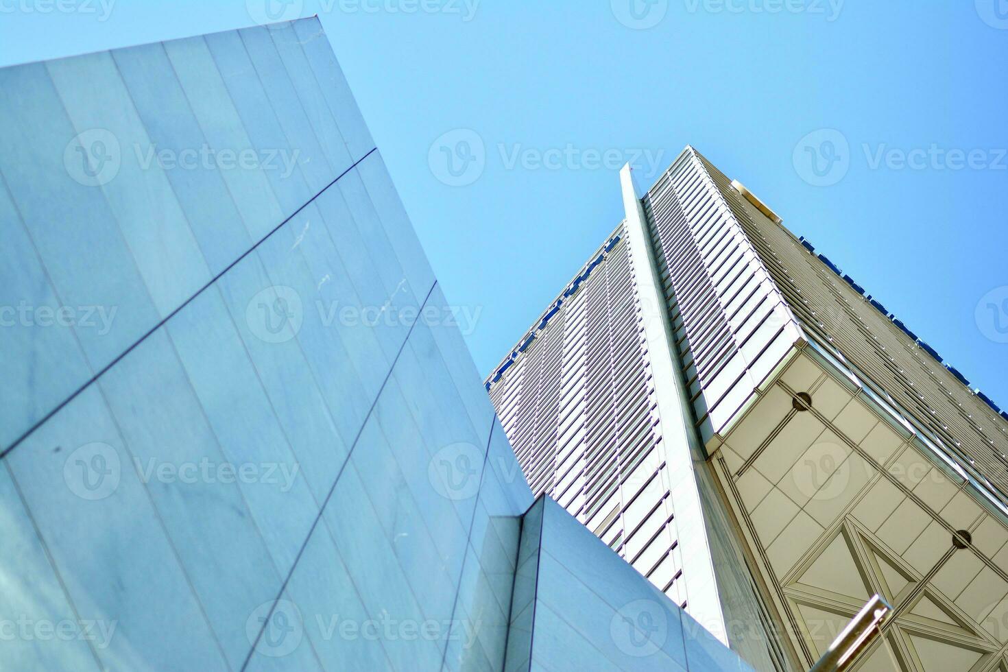 structureel glas muur reflecterend blauw lucht. abstract modern architectuur fragment foto