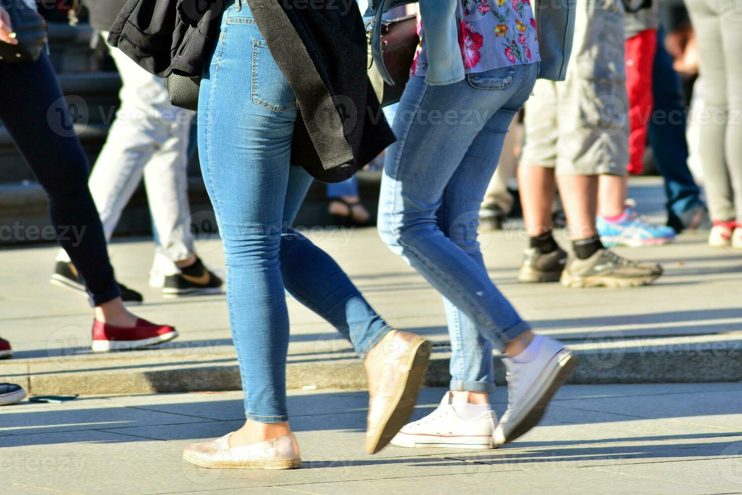 mensen wandelen Aan groot stad straat, wazig beweging kruispunt abstract foto