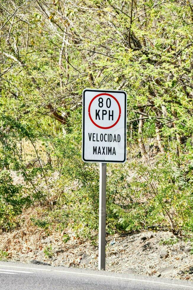 een teken dat leest 80 km/u velocidad maxima foto