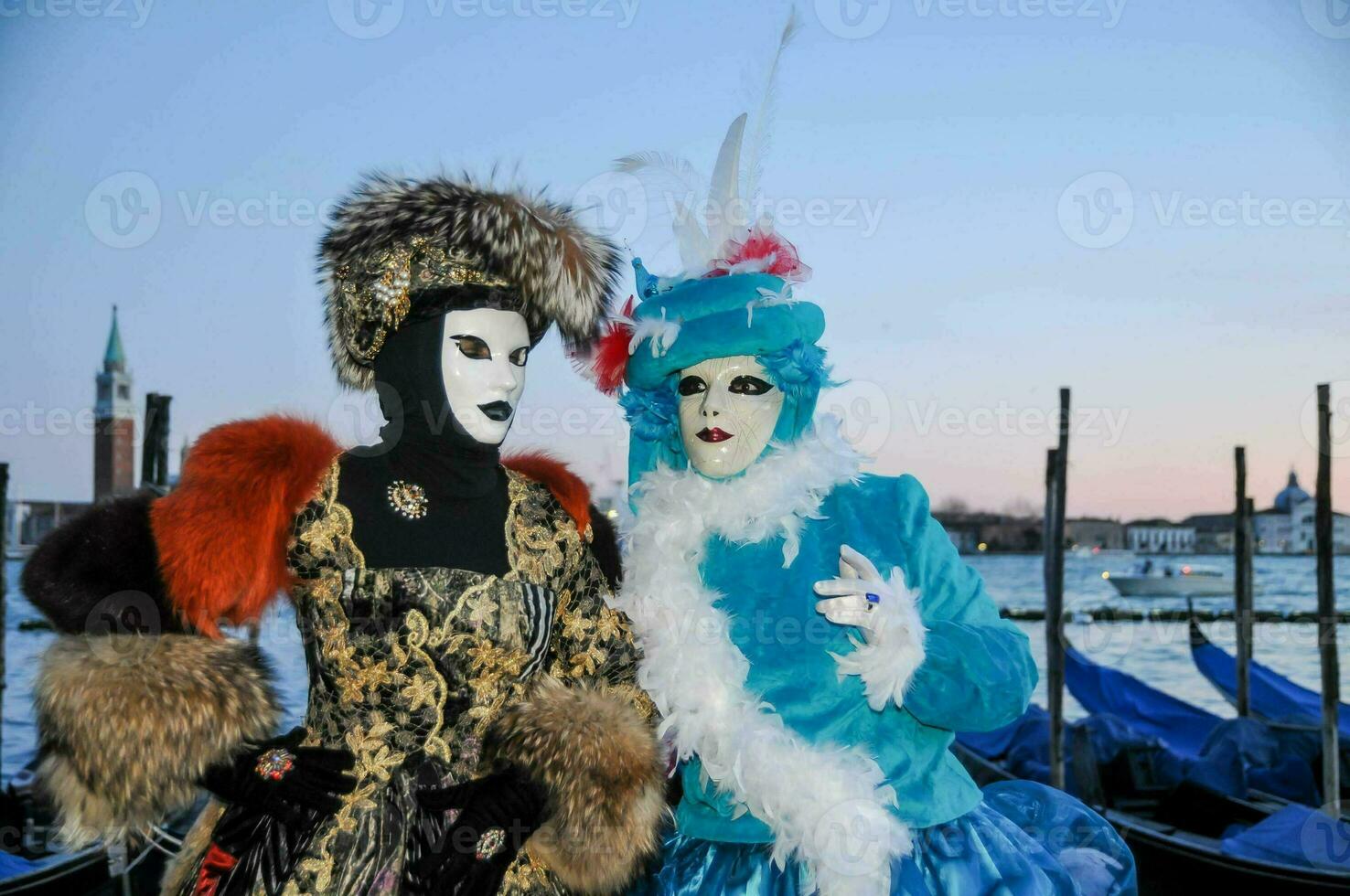 twee mensen gekleed in kostuums en maskers foto