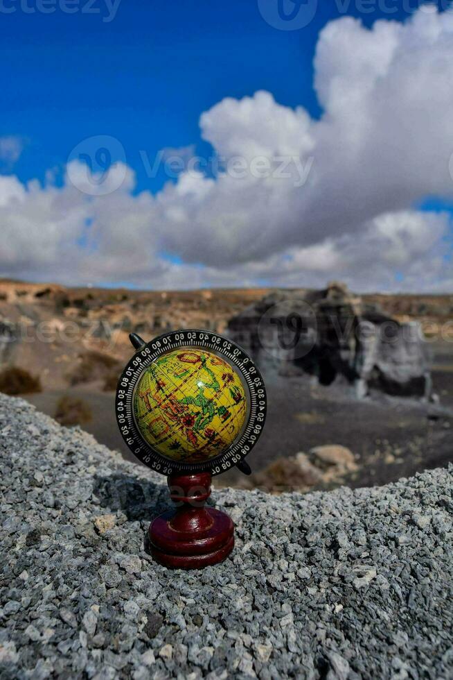 een wereldbol Aan een rotsachtig klif foto