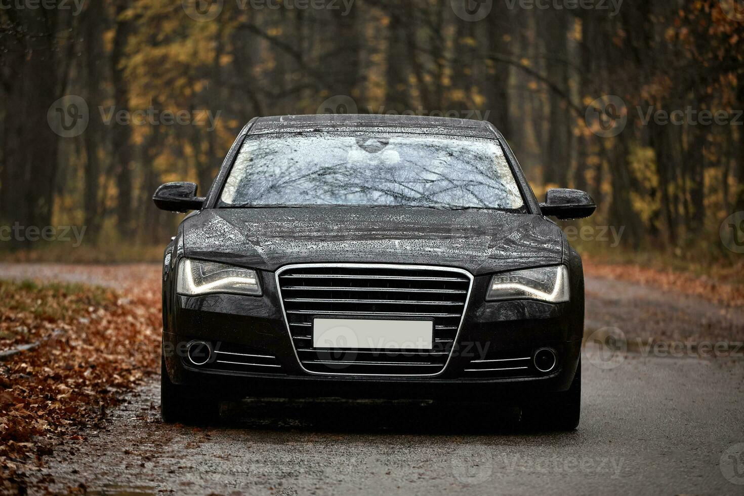 modern zwart auto het rijden Aan de weg, stad auto achtergrond foto