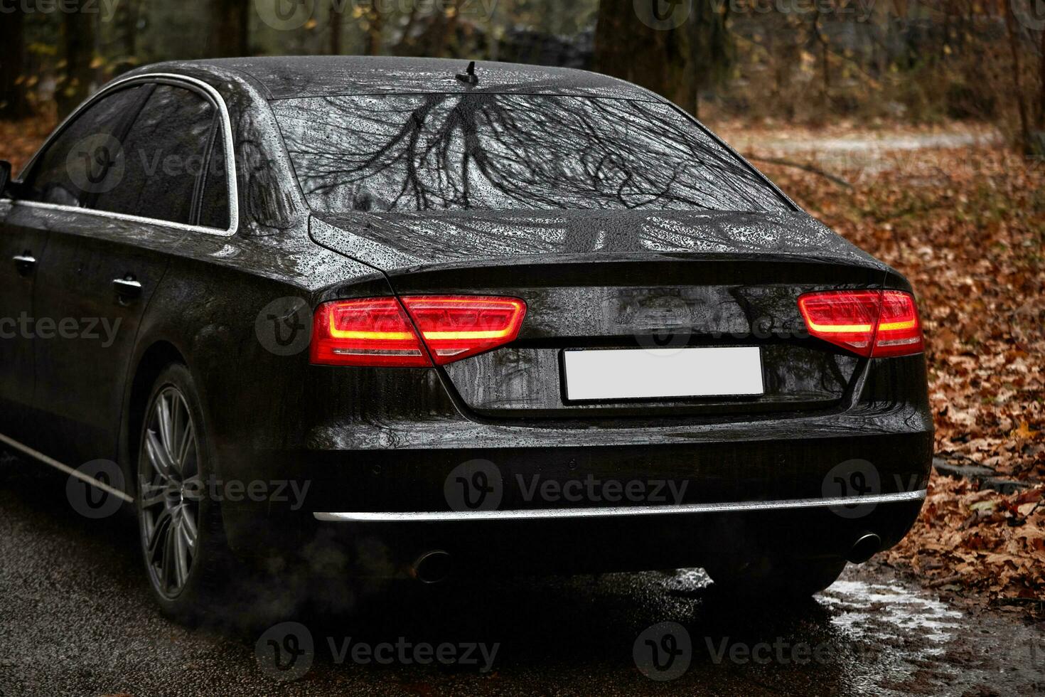 modern zwart auto het rijden Aan de weg, stad auto achtergrond foto