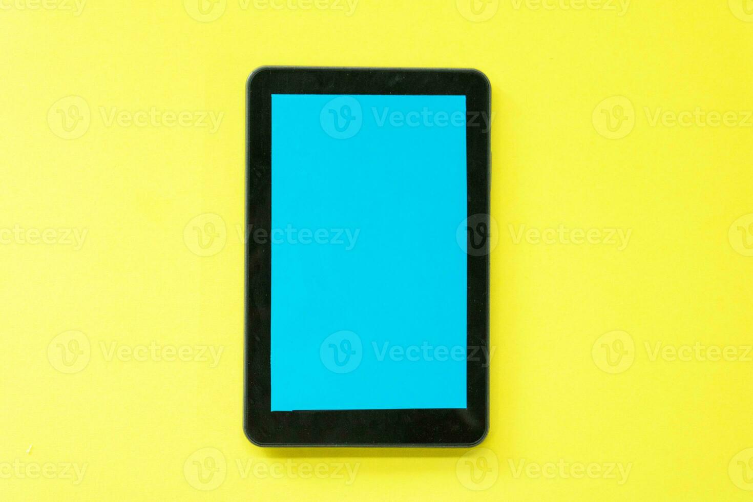 een zwart smartphone Aan een geel achtergrond foto