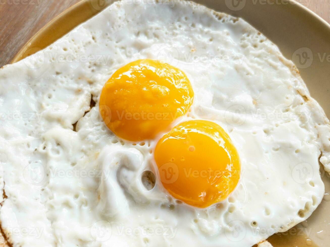 detailopname van de tweeling gebakken eieren foto