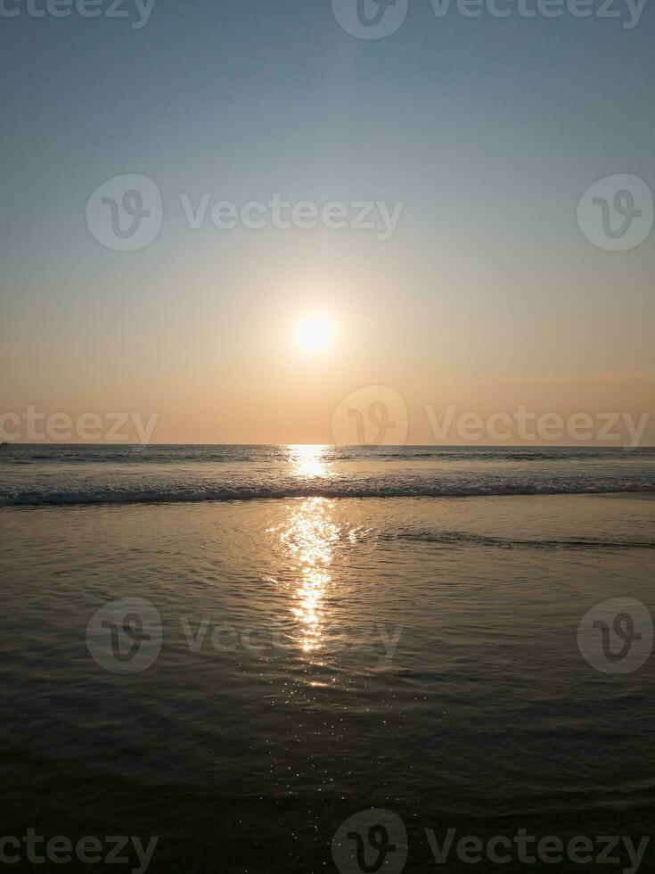 zonsondergang in mooi strand. schieten genomen in Bali, Indonesië foto