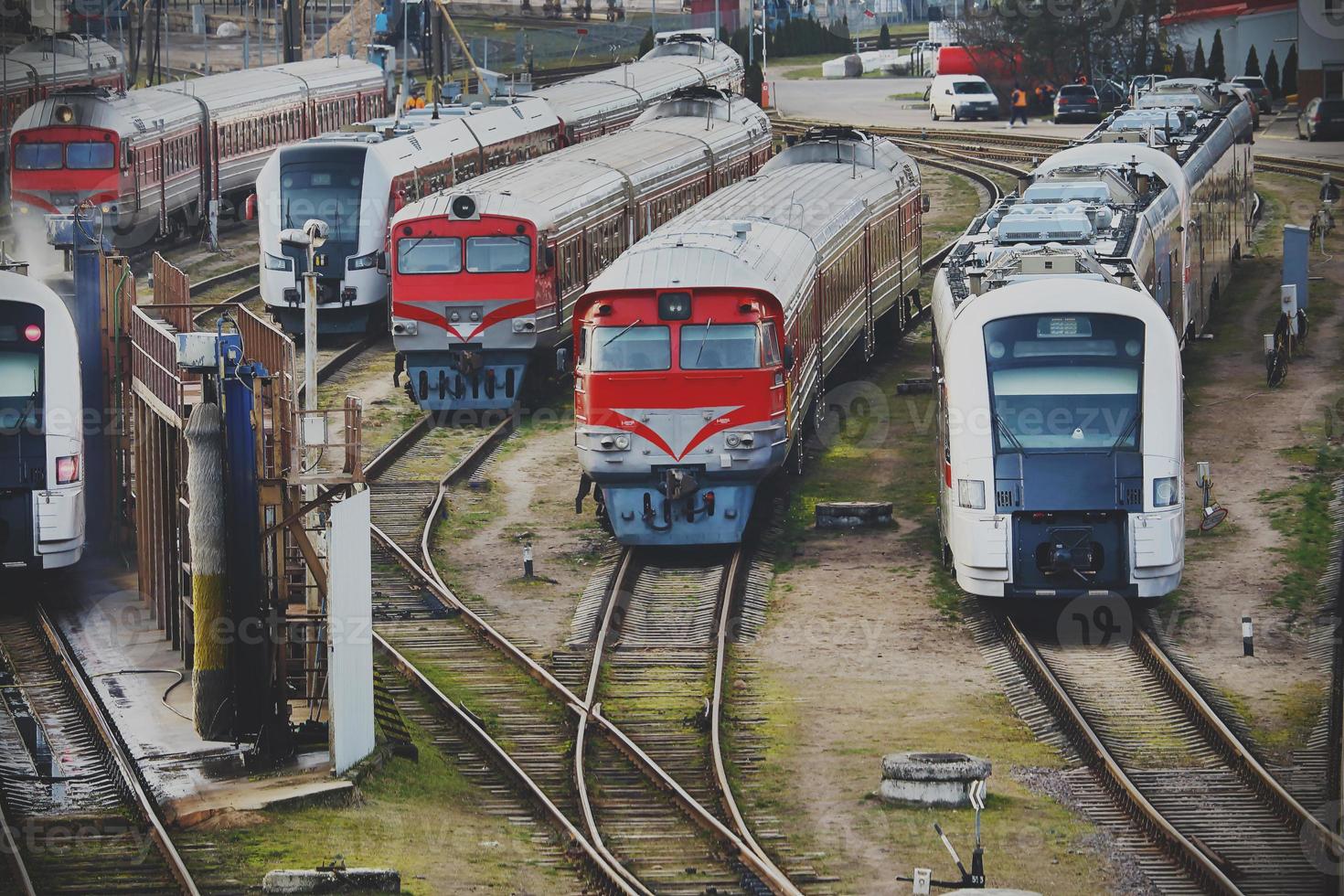 verschillende rode en blauwe treinen die op rails staan foto